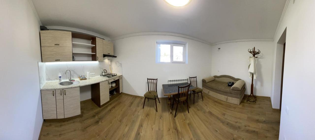У Михайла Bed & Breakfast Truskavets Ngoại thất bức ảnh